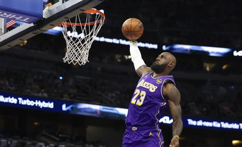 技术拆解:湖人进攻体系运转高效,为何防守端沦为"纸糊城墙"? 体育新闻