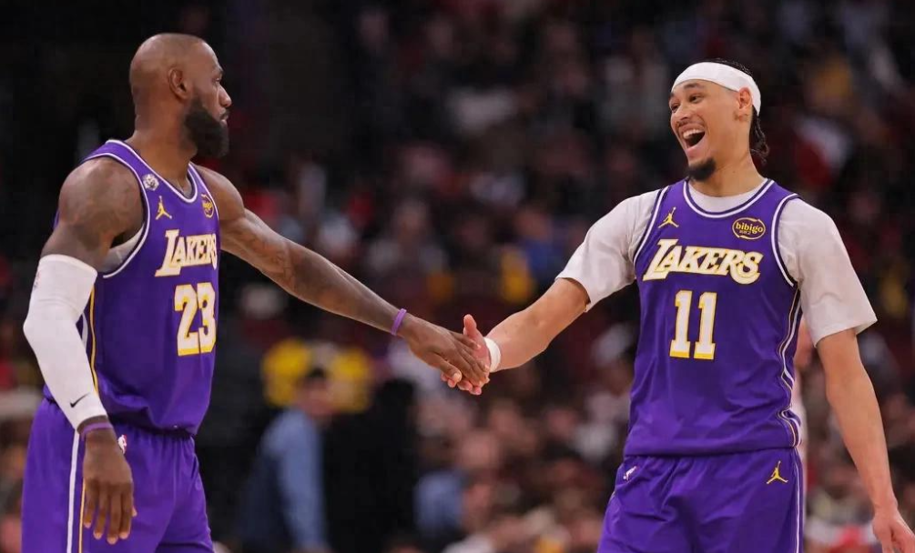 技术拆解:湖人进攻体系运转高效,为何防守端沦为"纸糊城墙"? 体育新闻