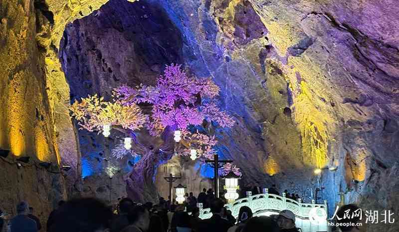  万千游客蜂拥而至：光影技术如何重构溶洞地质价值？ 文化旅游