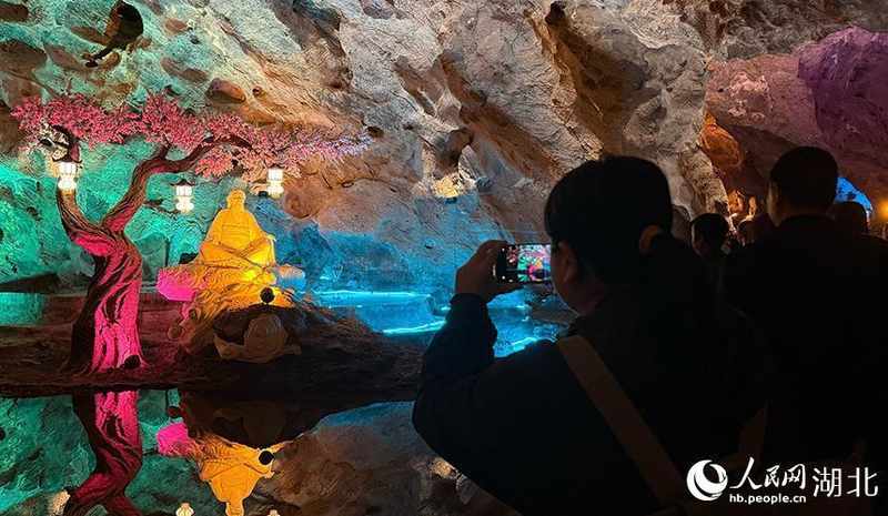  万千游客蜂拥而至：光影技术如何重构溶洞地质价值？ 文化旅游