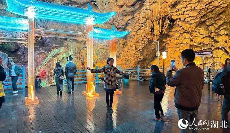  万千游客蜂拥而至：光影技术如何重构溶洞地质价值？ 文化旅游