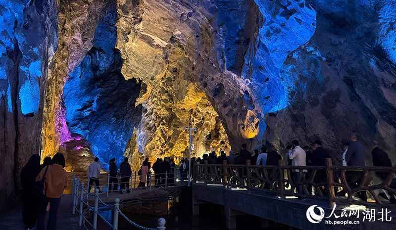  万千游客蜂拥而至：光影技术如何重构溶洞地质价值？ 文化旅游