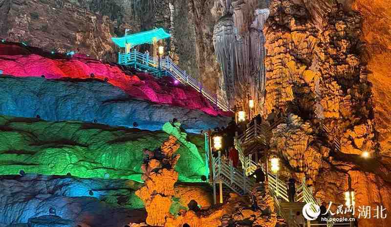  万千游客蜂拥而至：光影技术如何重构溶洞地质价值？ 文化旅游