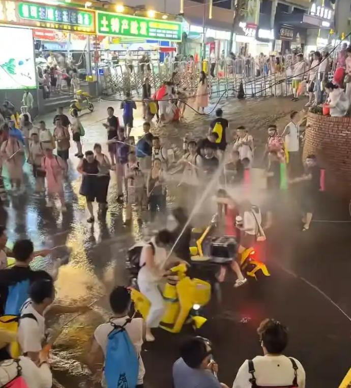  技术失控与人文缺失：泼水节乱象的结构性分析 新闻