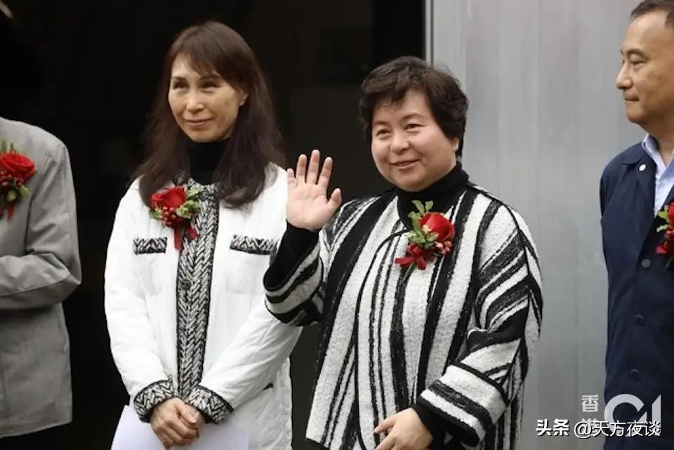  何超蕸：从信德幕后功臣到家族精神图腾的商业低调人生深度复盘 新闻